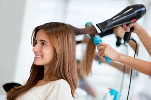 Как уложить волосы феном